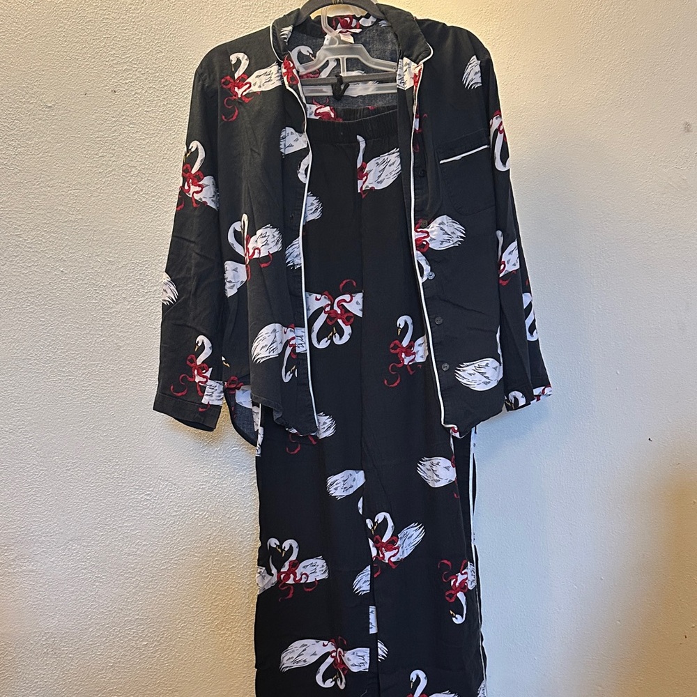 Victoria's Secret Black and Red Pajama Swam Print Set Size L
